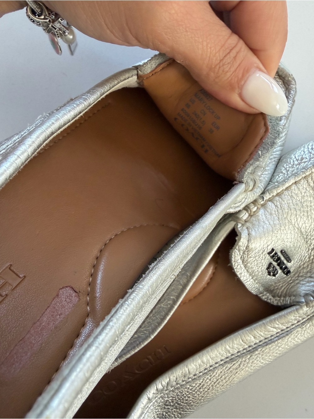Coach Mary Lock Up Metallic Silver Leather Loafers Slip-on Shoes Women’s Size 8 - Picture 2 of 4